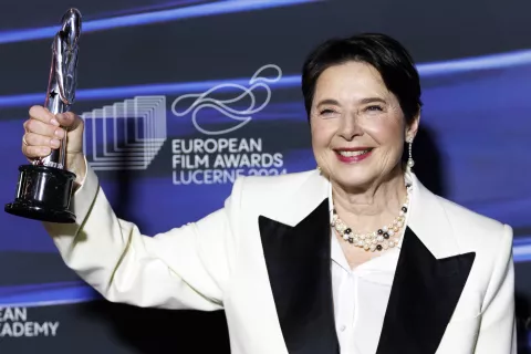 epa11763429 Italian actor Isabella Rossellini, winner of the European Achievement In World Cinema award poses with her trophy during the gala at the 37th European Film Awards at the Culture and Convention Center KKL in Lucerne, Switzerland, 07 December 2024. EPA/PHILIPP SCHMIDLI