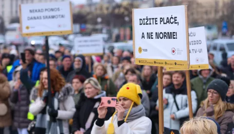 08.12.2024., Zagreb - Prosvjed "Zajedno za vece place" u organizaciji Sindikata - Tiger, jednog od sindikata unutar Hrvatske poste. Prosvjed je zapoceo okupljanjem ispred Radnickog doma, sjedista Saveza samostalnih sindikata Hrvatske (SSSH), na Trgu kralja Petra Kresimira, nakon cega je prosvjedna kolona krenula prema zgradi Hrvatske poste na zagrebackom Glavnom kolodvoru, gdje se odrzao glavni prosvjed i obracanje okupljenima. Photo: Sanjin Strukic/PIXSELL