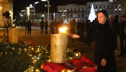 Osijek, 08. 12. 2024, Trg Ivan Pavla II. ispred Konkaterale. Drugu Adventsku svijeću upalila je saborska zastupnica Nataša Tramišak.snimio GOJKO MITIĆ