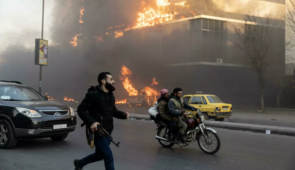 A group of regime supporters, including soldiers, fled the city in vehicles while intense clashes broke out on the outskirts. Smoke is rising in some areas. Soldiers from Bashar al-Assad's army captured by anti-regime groups were reportedly forced to wear civilian clothes and stripped of their uniforms. This is evident in large trucks and people walking en masse on the roads. In Damascus, Syria, on December 08, 2024. Photo by Ugur Yildirim/DIA images/ABACAPRESS.COM Photo: DIA Images/ABACA/ABACA