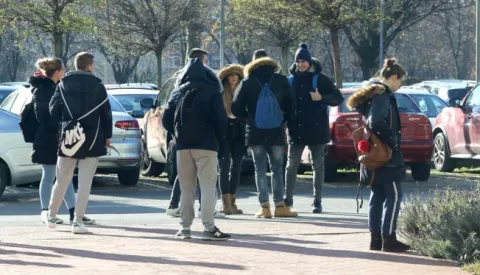 OSIJEK, 08. 12. 2017, POLJOPRIVRENI FAKULTET OSIJEK. MLADI ISPRED FAKULTETA, SREDNJOKOLCI, STUDENTI.snimio GOJKO MITIĆ