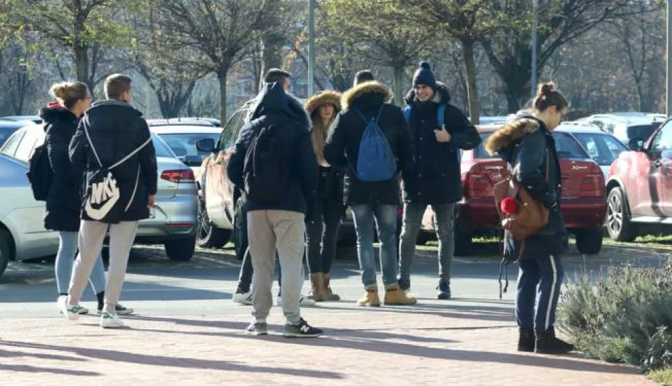 OSIJEK, 08. 12. 2017, POLJOPRIVRENI FAKULTET OSIJEK. MLADI ISPRED FAKULTETA, SREDNJOKOLCI, STUDENTI.snimio GOJKO MITIĆ