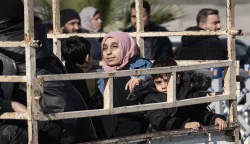 epa11766503 Syrians wait to cross into Syria from Turkey at the Cilvegozu Border Gate in Reyhanli district of Hatay, Turkey, 09 December 2024. On 09 December 2024, the Political Affairs Department of the Syrian Salvation government called for all refugees outside Syria to return. Syrian rebels entered Damascus on 08 December 2024 and announced in a televised statement the 'Liberation of the city of Damascus and the overthrow of Bashar al-Assad,' as well as the release of all the prisoners. The rebels also urged the Syrian armed forces to leave Syrian public institutions, which will stay under the control of the outgoing Syrian prime minister until the official handover ceremony. EPA/KAZIM KIZIL