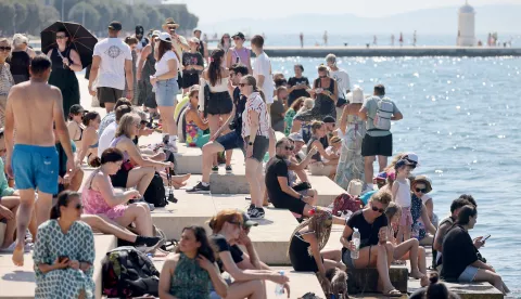 Zadar, 24.08.2024. - Turisti uživali u šetnji starom gradskom jezgrom a neki su osvježenje pronašli u moru na zadarskoj rivi.Foto HINA/Zvonko KUCELIN