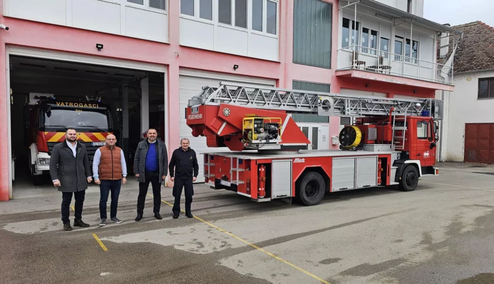 Županjskim vatrogascima doniran kombi ljestvafoto: Grad Županja