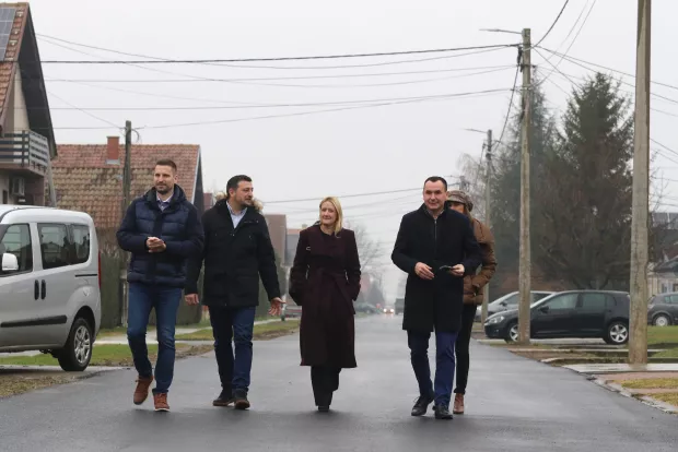 Tenja, 10. 12. 2024, Sanacija ulice Ivana Mažuranića u Tenji obi&scaron;ao gradonačelnik Ivan Radićsnimio GOJKO MITIĆ