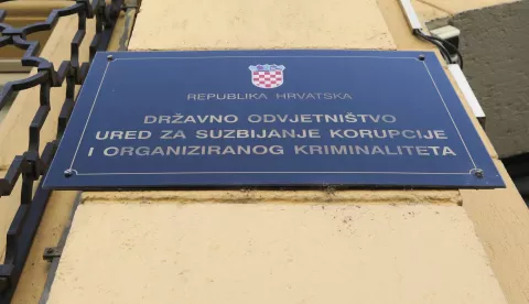 Zagreb, 22.09.2024. - Direktorica Structiva Sanda Bajtl dovezena je u policijskom kombiju na ispitivanje u Uskok. Jučer je uhićen bivši čelnik Hrvatskih cesta (HC) Josip Škorić, njegov bratić Zoran Škorić, direktor Osijek Koteksa i Sanda Bajtl. Na fotografiji ploča s natpisom Ured za suzbijanje korupcije i organiziranog kriminaliteta.foto HINA/ Lana SLIVAR DOMINIĆ/ lsd