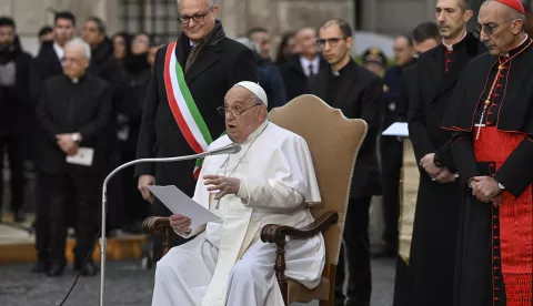 epa11765303 Pope Francis (C) reads the Immaculate Conception celebration prayer near the statue of the Blessed Virgin Mary on top of the Column of the Immaculate Conception on the Spanish Square in Rome, Italy, 08 December 2024. EPA/RICCARDO ANTIMIANI