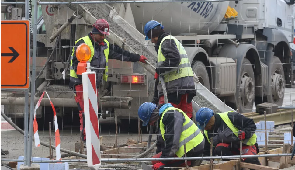 Osijek, 24. 01. 2024, Europska Avenija, strani radnici na gradislistu tramvajske pruge u Osijeku.snimio GOJKO MITIĆ