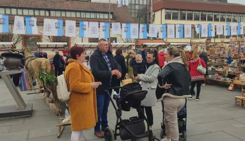 Županjci u vrijeme Sijela na trgu, veljača 2024.snimila Marija Lešić Omerović