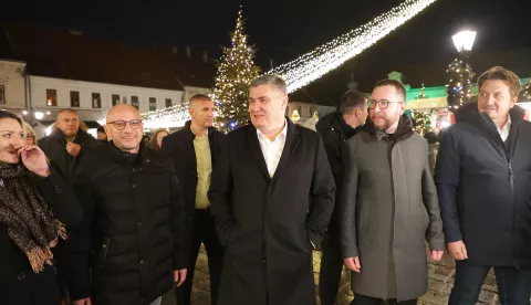 Osijek, 11. 12. 2024, Tvrđa, Trg. sv. Trojstva, Zoran Milanović - predsjednik RH, posjet, obilazak, Advent Osijek SNIMIO BRUNO JOBST