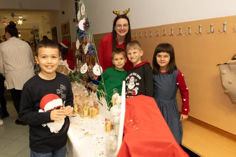 VINKOVCIHumanitarni božićni sajam u O&Scaron; Ivana Mažuranića2024.