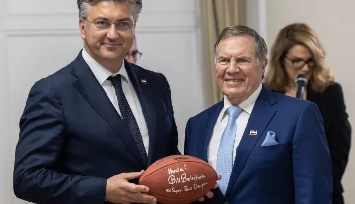 Zagreb, 3.6.2024 - Predsjednik Vlade Andrej Plenković primio je hrvatsko-američkog NFL trenera Billa Belichicka te mu uručio domovnicu. Na slici Andrej Plenković i Bill Bellichick.Foto Hina/ Dario GRZELJ/ dag