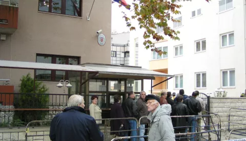 Mostar, 22.11.2003 - Parlamentarni izbori za 11. izbornu jedinicu koji se provode u Generalnom konzulatu Republike Hrvatske u Mostaru.foto FaH