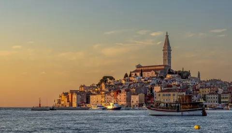 08.03.2022., Rovinj - Tih i prozracan bez ljetnih guzvi i prepunih ulica turista koji secu gradom poput uzburkale rijeke koja se vrti u krug. Tiho, uz sapat vjetra tone u noc. Photo: Srecko Niketic/PIXSELL