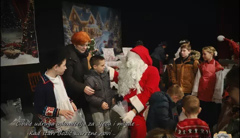 VINKOVCIUdruga udomitelja Cibale Vinkovci u Gradskom kazalištu "Joza Ivakića" izvela je predstavu "Kad stari Božić susretne novi", nakon koje su podijeljeni božićni pokloni djeciprosinac 2024.