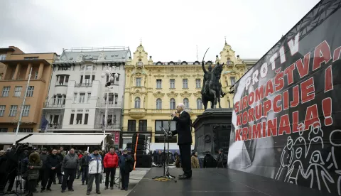 Zagreb, 13.12.2024.- Prosvjed "Protiv siroma?tva, korupcije i kriminala!" odr?an je na Trgu bana Josipa Jela?i?a u organizaciji Bloka umirovljenici zajedno. Na slici predsjednik BUZ-a Milivoj ?pika. foto HINA/ Lana SLIVAR DOMININI?/ ua