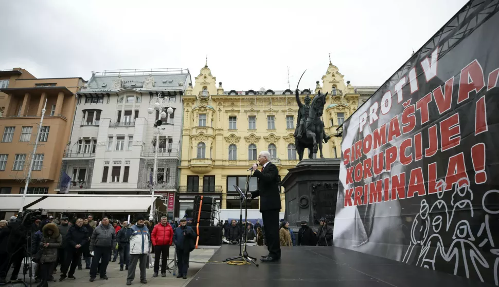 Zagreb, 13.12.2024.- Prosvjed "Protiv siroma?tva, korupcije i kriminala!" odr?an je na Trgu bana Josipa Jela?i?a u organizaciji Bloka umirovljenici zajedno. Na slici predsjednik BUZ-a Milivoj ?pika. foto HINA/ Lana SLIVAR DOMININI?/ ua