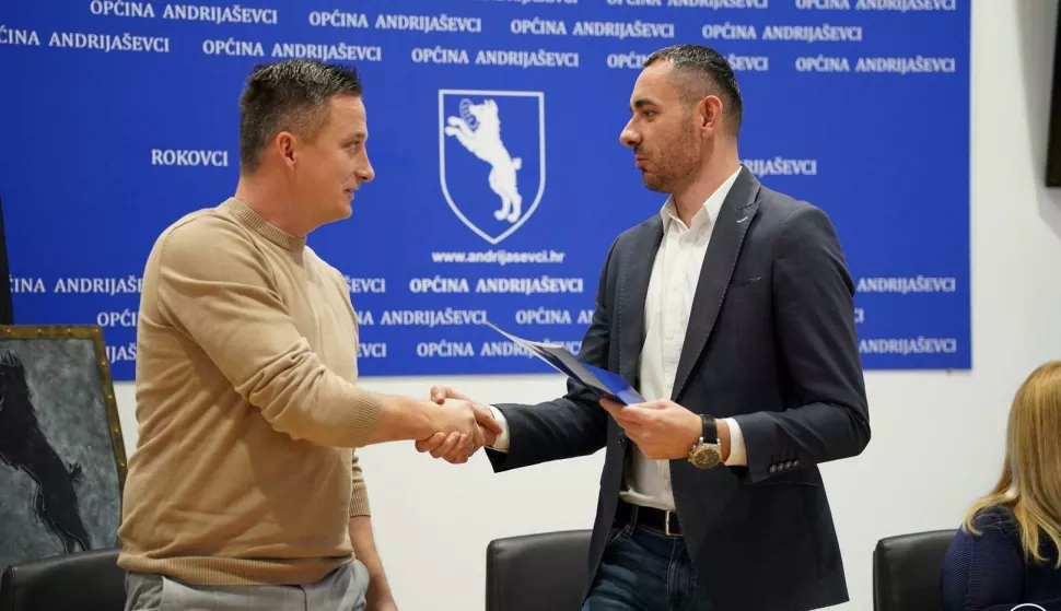 ANDRIJAŠEVCIU Općini Andrijaševci potpisani su ugovori kojima su dodijeljeni poticaji u sklopu programa potpora u turizmu, za fotonaponske elektrane i baterijske sustave za obiteljske kuće za tu općinu od 2024. do 2026. godine.PROSINAC 2024.