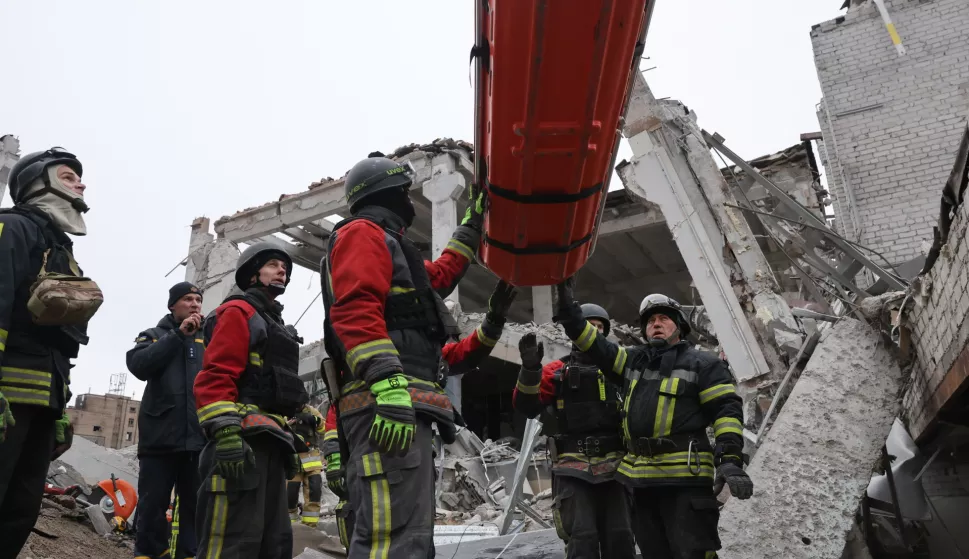 epa11770401 Ukrainian rescuers extract the body of a victim from the site of a rocket strike on a private clinic in Zaporizhzhia, southeastern Ukraine, 11 December 2024, amid the Russian invasion. Ukrainian rescuers recovered another body from the rubble on 11 December, bringing the death toll to eight. At least eight people were killed and 22 others injured, including a child, after a missile hit a medical center and an administrative building on 10 December 2024, according to the State Emergency Service of Ukraine (SESU). EPA/OLEG MOVCHANIUK