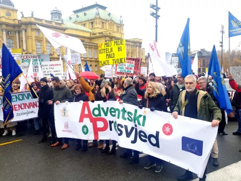 Zagreb, 14.12.2024.- U organizaciji Sindikata znanosti, ?kolskog sindikata Preporod i Nezavisnog sindikata zaposlenih u srednjim ?kolama u Zagrebu je odr?an prosvjed zbog nezadovoljstva novim Zakonom o pla?ama i sustavom ocjenjivanja koji bi u javnim slu?bama trebao stupiti na snagu 1. sije?nja. Na slici prosvjednici na trgu Republike Hrvatske. foto HINA/ Lana SLIVAR DOMINI?/ ua