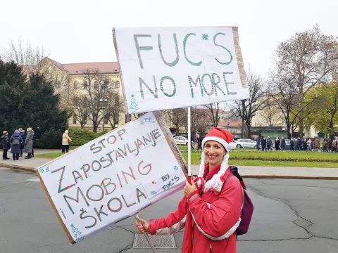 Zagreb, 14.12.2024.- U organizaciji Sindikata znanosti, ?kolskog sindikata Preporod i Nezavisnog sindikata zaposlenih u srednjim ?kolama u Zagrebu je odr?an prosvjed zbog nezadovoljstva novim Zakonom o pla?ama i sustavom ocjenjivanja koji bi u javnim slu?bama trebao stupiti na snagu 1. sije?nja. Na slici prosvjednici na trgu Republike Hrvatske. foto HINA/ Lana SLIVAR DOMINI?/ ua