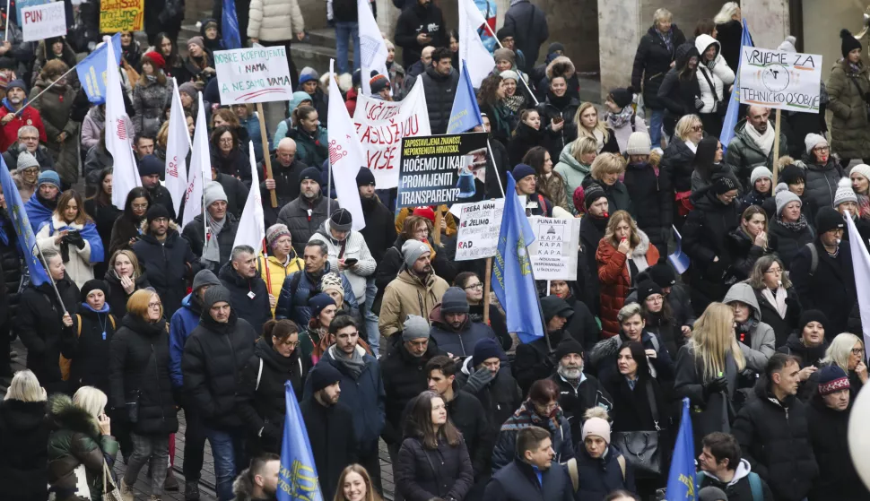 Zagreb, 14.12.2024.- U organizaciji Sindikata znanosti, Školskog sindikata Preporod i Nezavisnog sindikata zaposlenih u srednjim školama u Zagrebu je održan prosvjed zbog nezadovoljstva novim Zakonom o plaćama i sustavom ocjenjivanja koji bi u javnim službama trebao stupiti na snagu 1. siječnja. foto HINA/ Lana SLIVAR DOMINIĆ/ lsd