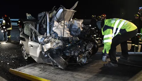 epa07236679 Police and rescue team members work at the scene of a car accident on the Stelvio 38 state highway, in the province of Sondrio, northern Italy, 17 December 2018. A 52-year-old man and five young men between the ages of 20 and 33 died in a head-on collision on 16 December evening between the Valerian provincial road and the graft of the 38-variant Morbegno, in the province of Sondrio. EPA/DANIELE BENNATI