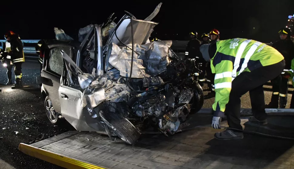 epa07236679 Police and rescue team members work at the scene of a car accident on the Stelvio 38 state highway, in the province of Sondrio, northern Italy, 17 December 2018. A 52-year-old man and five young men between the ages of 20 and 33 died in a head-on collision on 16 December evening between the Valerian provincial road and the graft of the 38-variant Morbegno, in the province of Sondrio. EPA/DANIELE BENNATI