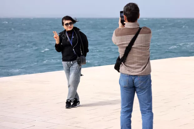 Zadar, 30.03.2024. - Brojne turiste koji borave na zadarskom području nije omelo vrlo jako jugo u &scaron;etnji rivom i starom gradskom jezgrom.Foto HINA/Zvonko KUCELIN