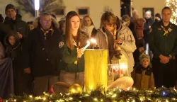 Osijek, 15. 12. 2024, Trg Ivana Pavla ll, konkatedrala, treća adventska svijeća, paljenje treće adventske svijeće, Izviđačko društvo JavorSNIMIO BRUNO JOBST