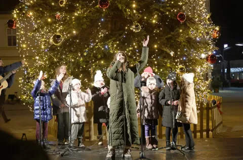 Osijek, 15. 12. 2024, Trg Ivana Pavla ll, konkatedrala, treća adventska svijeća, paljenje treće adventske svijeće, Izviđačko društvo JavorSNIMIO BRUNO JOBST