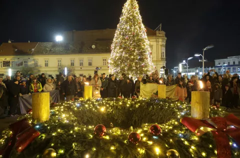 Osijek, 15. 12. 2024, Trg Ivana Pavla ll, konkatedrala, treća adventska svijeća, paljenje treće adventske svijeće, Izviđačko društvo JavorSNIMIO BRUNO JOBST