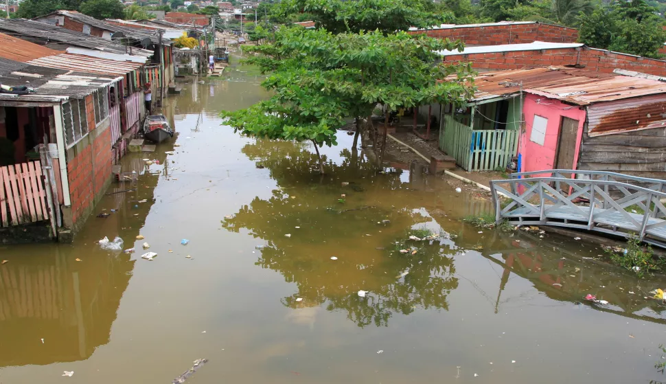 epa08822734 View of a flooded street in a low-income neighborhood due to the rains caused by Hurricane Iota, in Cartagena, Colombia, 15 November 2020. The floods and landslides caused by the Iota rains have led to an emergency in Cartagena de Indias, which has had to decree public calamity. The city reports 31,555 families affected and 33 neighborhoods flooded. Iota, which this morning intensified to become a hurricane, is approaching this Sunday towards Nicaragua and Honduras, countries recently hit by another cyclone. EPA/RICARDO MALDONADO ROZO