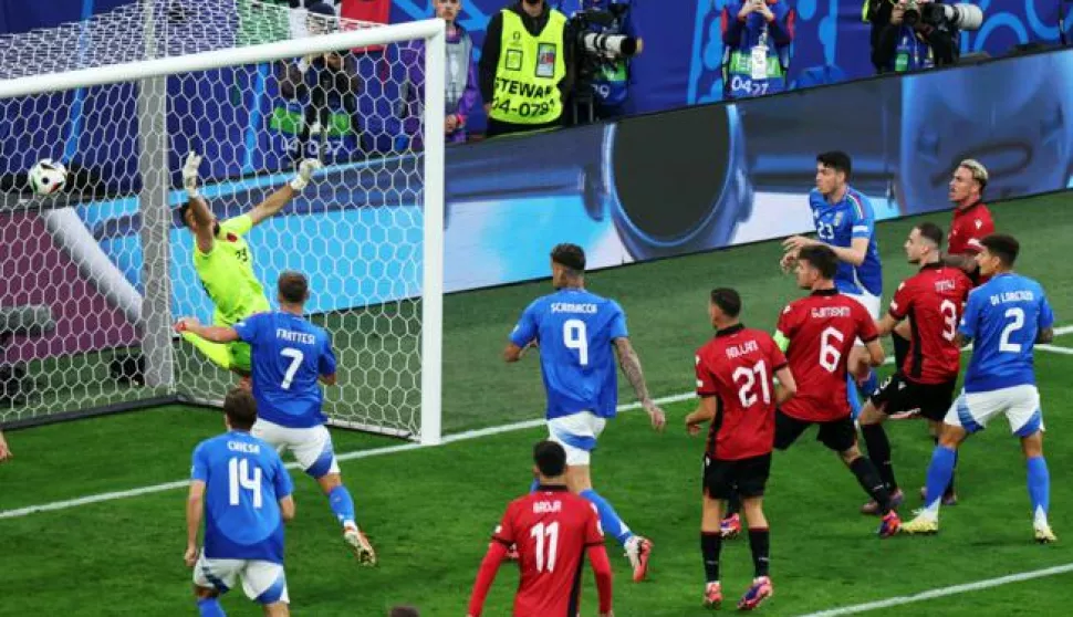 epa11413523 Alessandro Bastoni (4-R) of Italy scores the 1-1 goal during the UEFA EURO 2024 group B soccer match between Italy and Albania, in Dortmund, Germany, 15 June 2024. EPA/GEORGI LICOVSKI