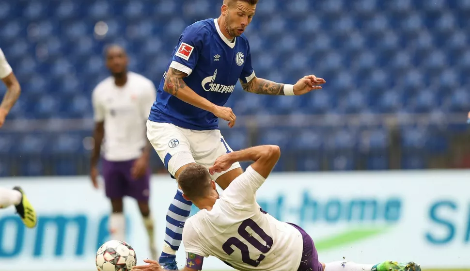 firo Football, 11.08.2018 Test match: FC Schalke 04 - Fiorentina duels gudio burgstaller | usage worldwide /DPA/PIXSELL