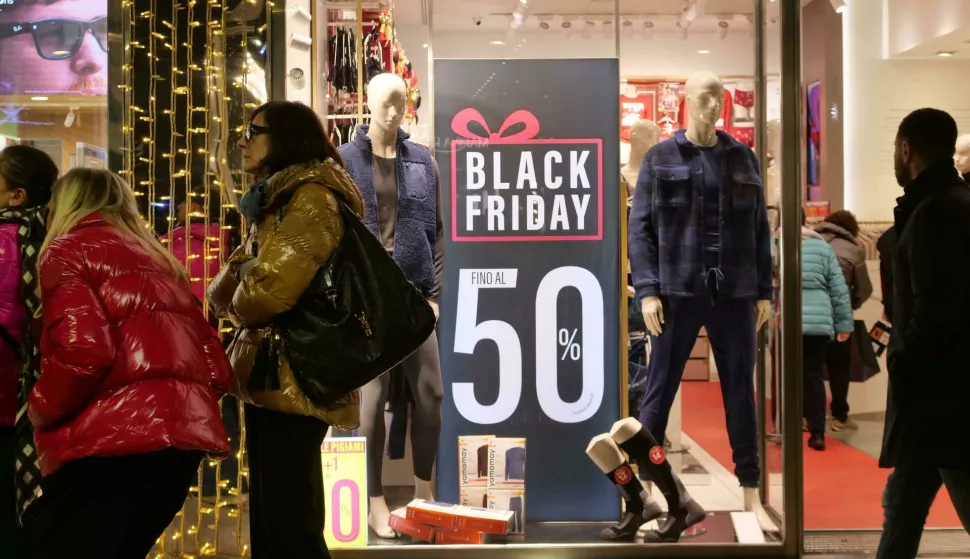 There is a rush to buy to take advantage of discounts and promotions during Black Friday week in the city center. (Photo by Luca Ponti/ipa-agency.net/IPA/Sipa USA) Photo: IPA/SIPA USA