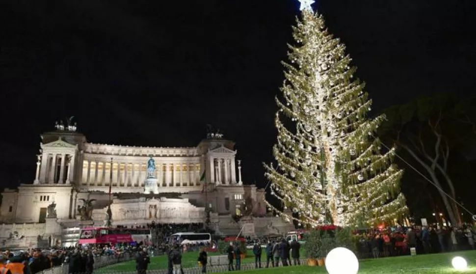 epa06377349 An illuminated Christmas tree stands at Venice Square (Piazza Venezia) in central Rome, Italy, 08 December 2017. In the back (L) is the Altare della Patria (Homeland's Altar, the Memorial to the unknown soldier). EPA/ETTORE FERRARI