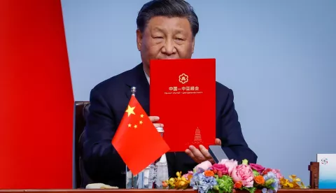 epa10638103 Chinese President Xi Jinping shows a declaration during the China-Central Asia Summit in Xi'an, Shaanxi province, China, 19 May 2023. EPA/MARK R. CRISTINO