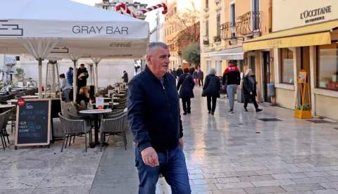 Zadar, 17.12.2024. - Na Narodnom trgu izjavu za medije dao je predsjednički kandidat Miro Bulj na temu: referendum o uvođenju zakona o porijeklu imovine i ukidanju poreza na nekretnine.Na fotografiji: Miro Bulj, Foto: HINAZvonko KUCELIN