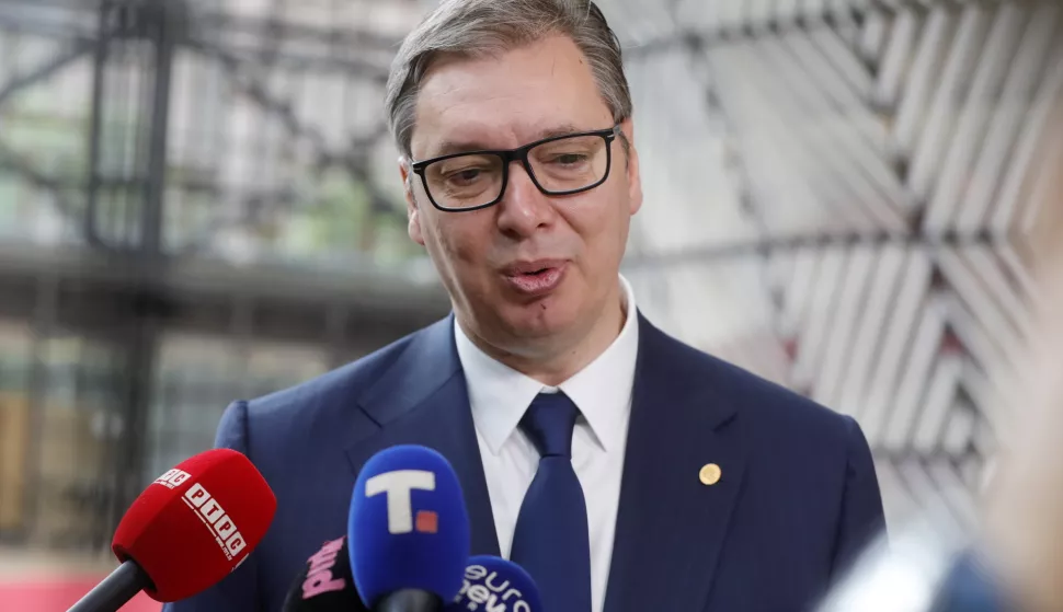 epa10028980 Serbian President Aleksandar Vucic speaks to media as he arrives for an EU-Western Balkans leaders' meeting in Brussels, Belgium, 23 June 2022. The progress on EU integration and the challenges which the Western Balkans countries face in connection to the Russian invasion of Ukraine are topping the agenda when EU and Western Balkan leaders meet prior a European Council meeting. EPA/STEPHANIE LECOCQ