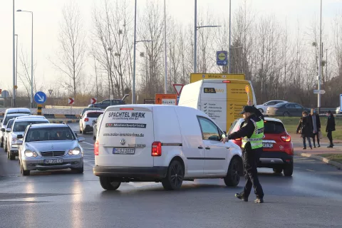 Osijek, 03. 01. 2022, Portanova, prilazne ceste oko Portanove i parkiraliste Portanove, prometne guzve. snimio GOJKO MITIĆ