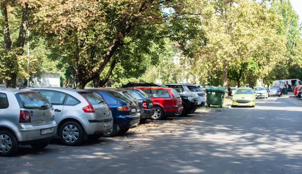 OSIJEK- 14.09.2021., parkirališta na Vijencu Ivana Meštrovića i u okolnim ulicama, na fotografiji ulaz na VIM.Foto: Andrea Ilakovac