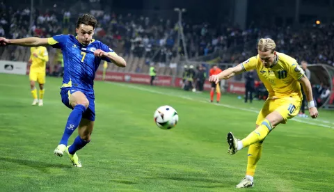 epa11234768 Amar Dedic (L) of Bosnia and Herzegovina in action against Mykhailo Mudryk (R) of Ukraine during the UEFA EURO 2024 play-offs semi-final between Bosnia & Herzegovina and Ukraine in Zenica, Bosnia and Herzegovina, 21 March 2024. EPA/FEHIM DEMIR