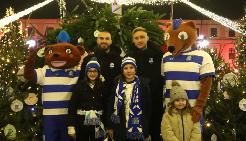 Osijek, 18. 12. 2024, Trg Svetog Trojstva u Tvrđi, Advent, Bijelo plava čarolija, druženje s igračima NK Osijek.snimio GOJKO MITIĆ