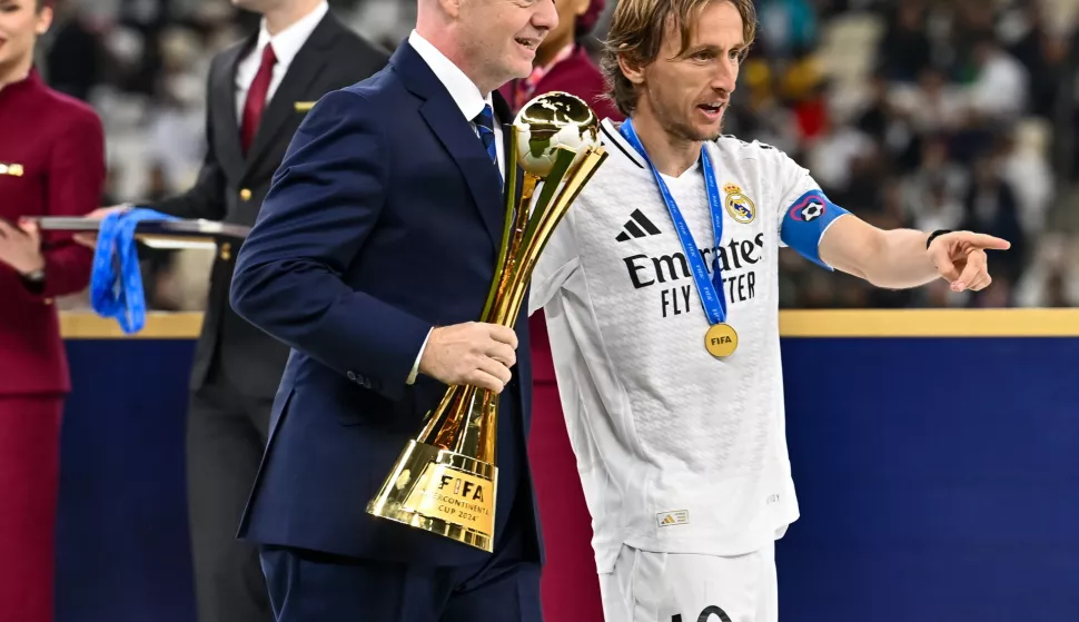 epa11784399 Gianni Infantino (L), President of FIFA, and Luka Modric of Real Madrid react with the trophy after winning the FIFA Intercontinental Cup 2024 final match between Real Madrid and Pachuca in Lusail, Qatar, 18 December 2024. EPA/NOUSHAD THEKKAYIL