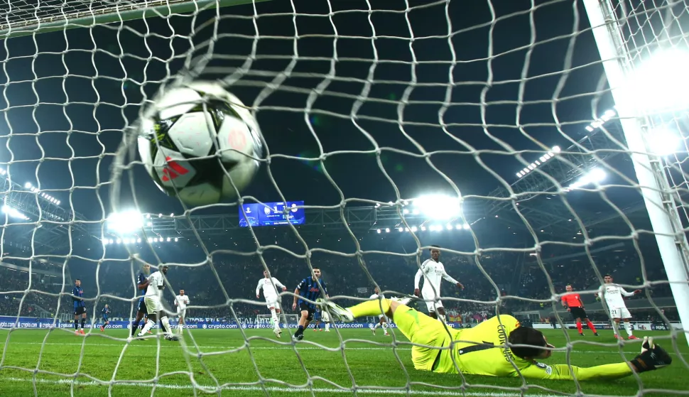 epa11769634 Real Madrid's Thibaut Courtois concedes the 2-3 goal during the UEFA Champions League soccer match between Atalanta BC and Real Madrid, in Bergamo, Italy, 10 December 2024. EPA/MICHELE MARAVIGLIA