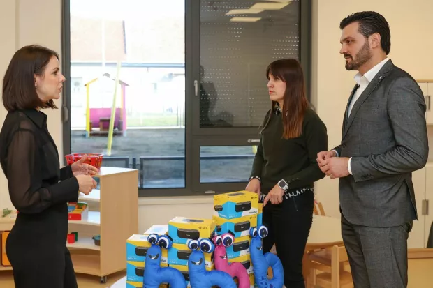 Dječji vrtići Osijeka postali su prvi u Hrvatskoj koji koriste DAB+ uređaje, zahvaljujući donaciji radija bravo! KIDS u suradnji s OIV-om &ndash; Digitalnim signalima i mrežama. Ukupno 46 uređaja, vrijednih preko 2000 eura, raspoređeno je u 36 vrtića diljem grada, obogaćujući svakodnevicu vi&scaron;e od 3600 djece.