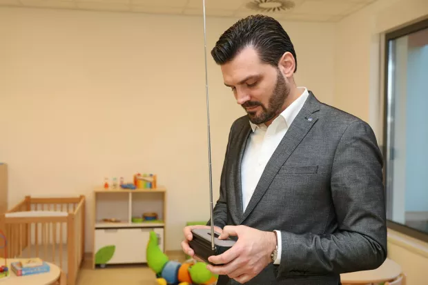Dječji vrtići Osijeka postali su prvi u Hrvatskoj koji koriste DAB+ uređaje, zahvaljujući donaciji radija bravo! KIDS u suradnji s OIV-om &ndash; Digitalnim signalima i mrežama. Ukupno 46 uređaja, vrijednih preko 2000 eura, raspoređeno je u 36 vrtića diljem grada, obogaćujući svakodnevicu vi&scaron;e od 3600 djece.