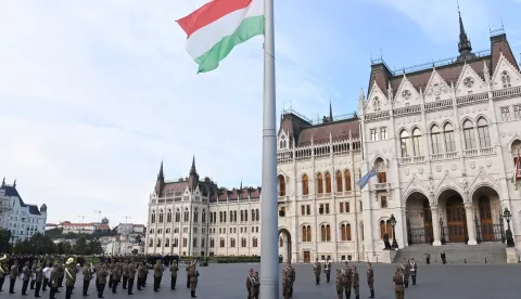 epa10903052 Honour guards raise the Hungarian flag to mark the 174th anniversary of the 1849 Arad Martyrs at the Parliament building in Budapest, Hungary, 06 October 2023. The thirteen Hungarian rebel generals, known as the Martyrs of Arad, were executed on 06 October 1849 in the city of Arad, now Romania, at the end of the 1848/1849 civic revolution and war of independence against Habsburg rule. EPA/Zoltan Mathe HUNGARY OUT